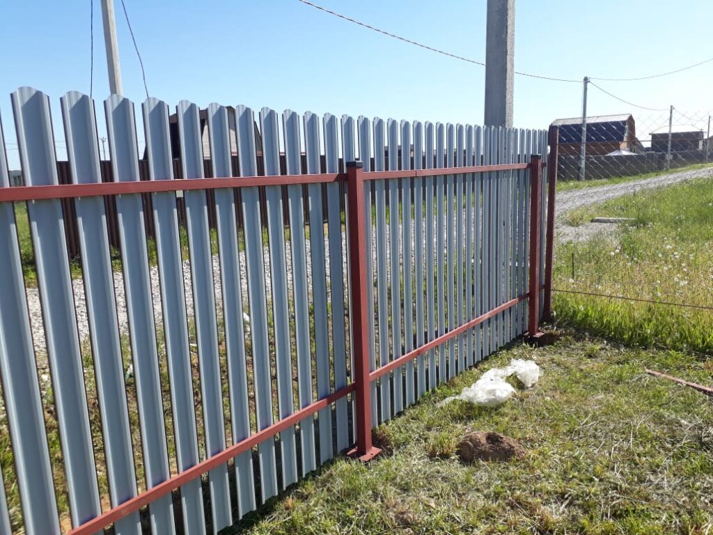 Забор из металлического штакетника на винтовых сваях в г. Чехов