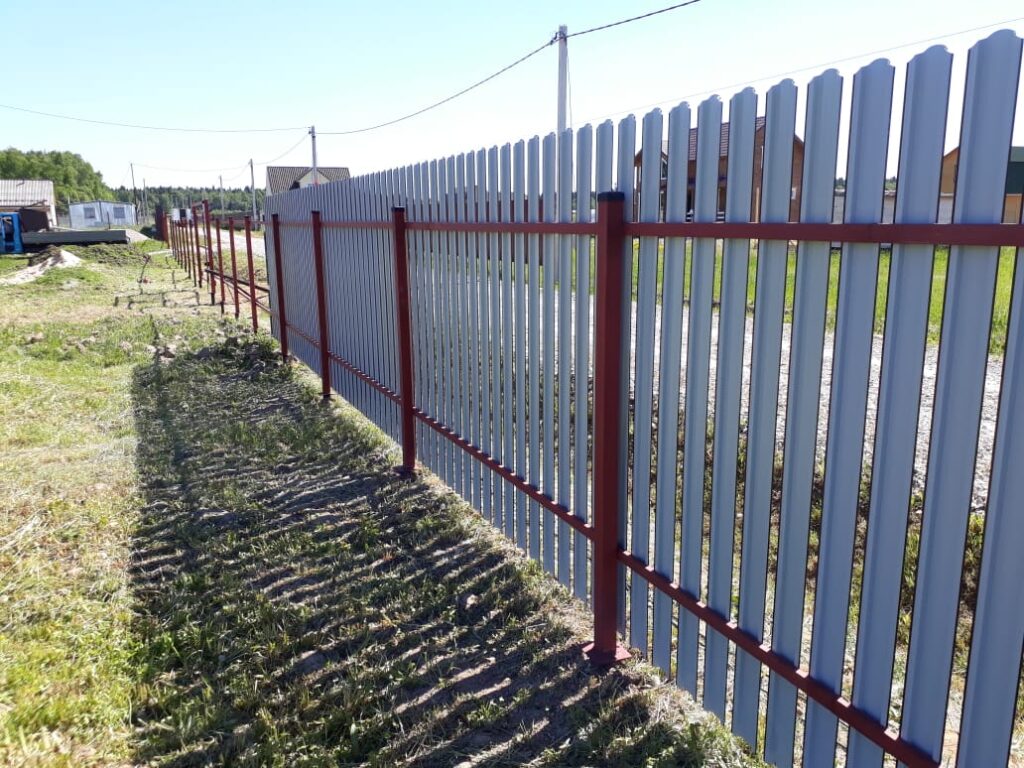 Забор из металлического штакетника на винтовых сваях в г. Чехов