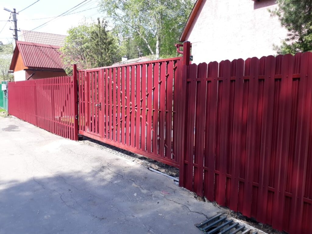 Фасад забора из металлического штакетника с откатными воротами в г. Ступино