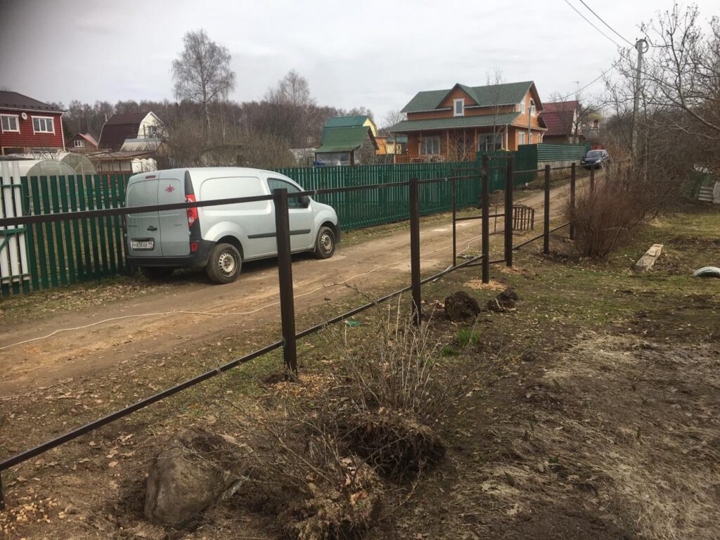 Забор из профнастила под дерево в г. Александров