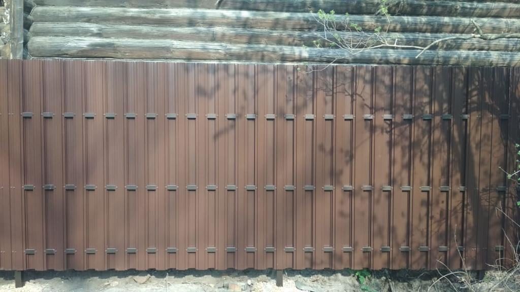 Забор из п-образного штакетника в шахматном порядке с откатными воротами в г. Покров