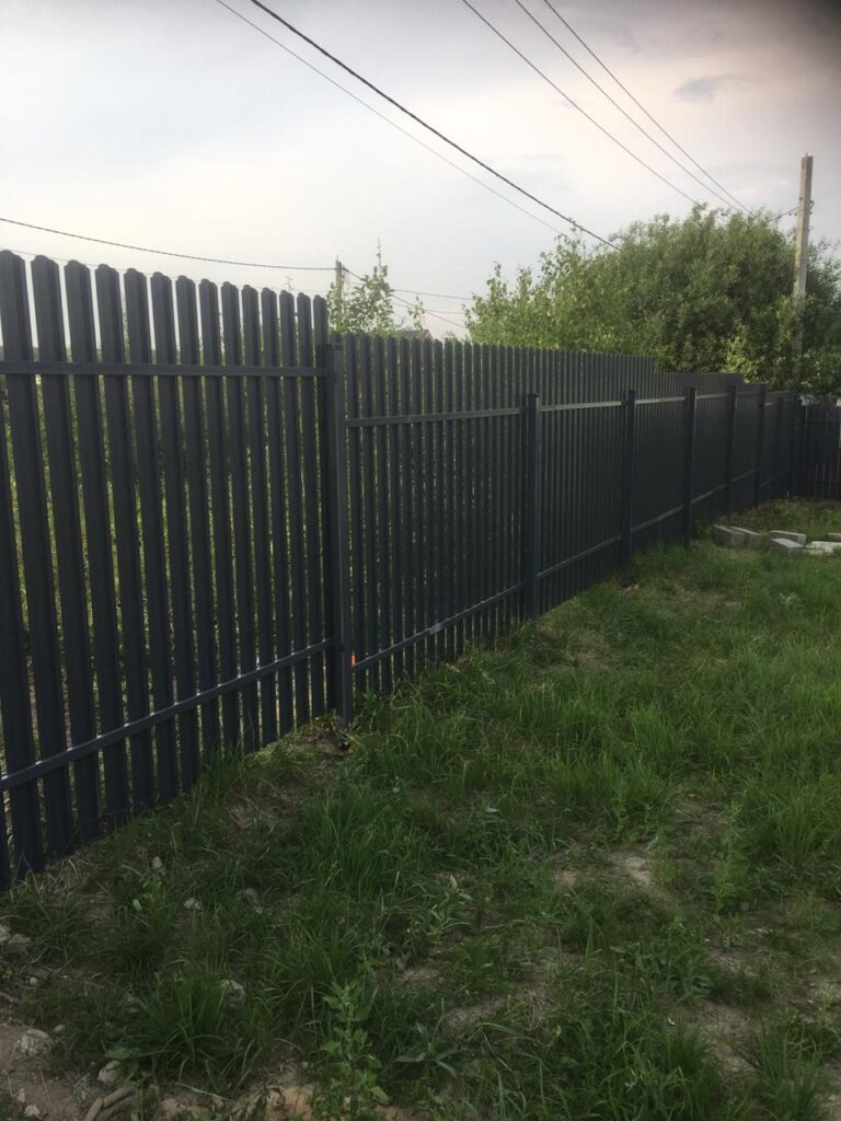 Забор с откатными воротами из двухстороннего евроштакетника г. Клин.