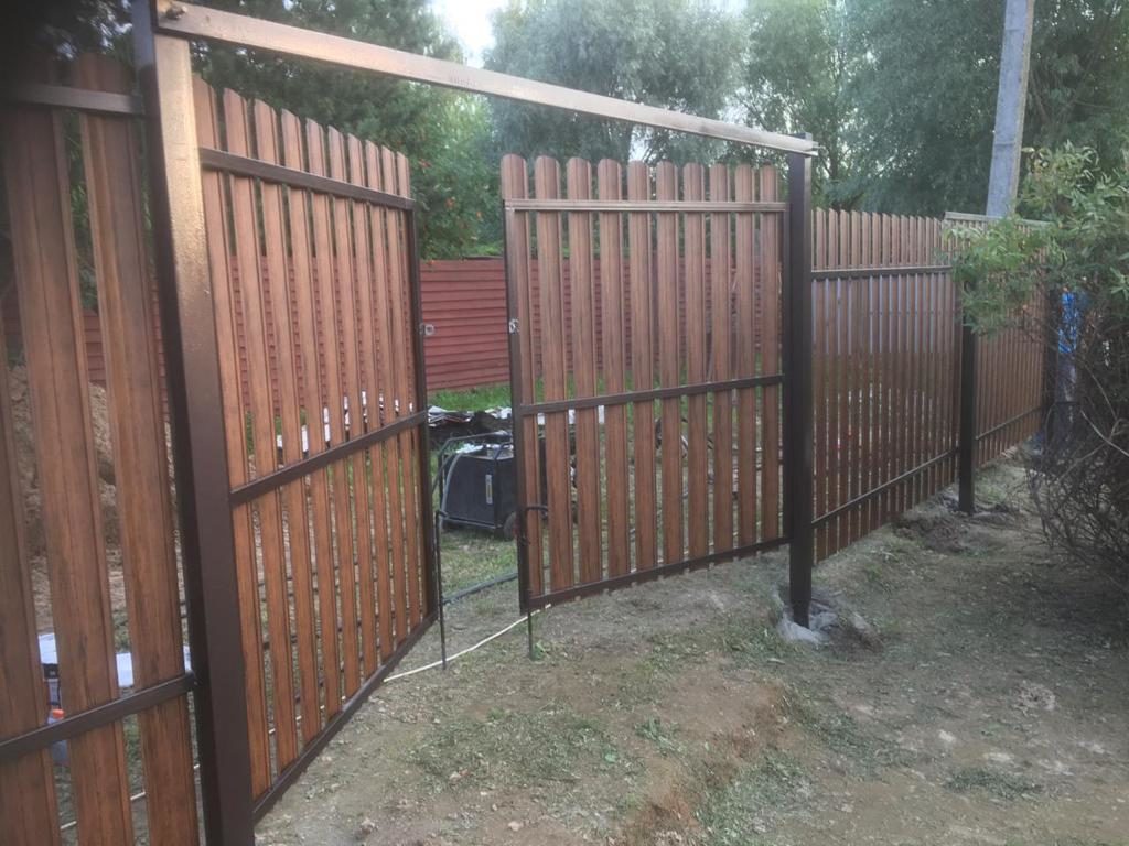 Забор из круглого штакетника на винтовых сваях в г. Долгопрудный