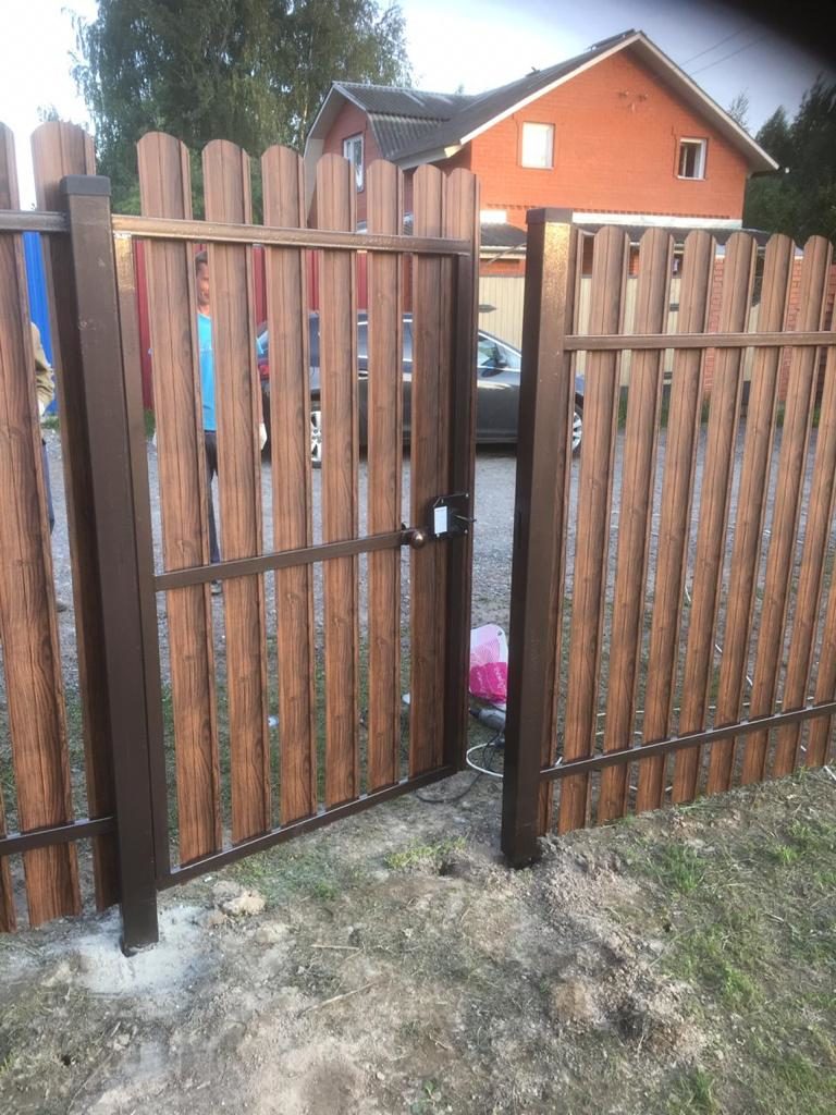 Забор из круглого штакетника на винтовых сваях в г. Долгопрудный