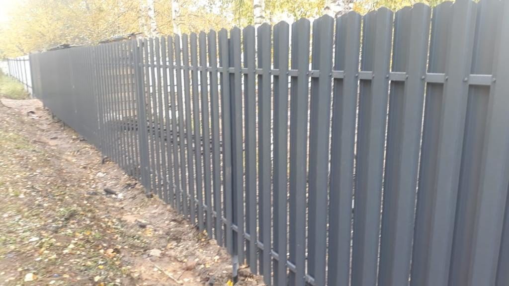 Забор на сваях из металлического штакетника в г. Троицк