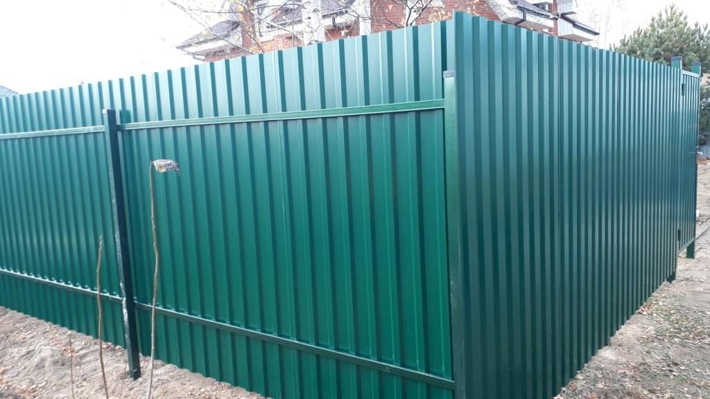 Забор из профнастила с автоматическими откатными воротами в г. Люберцы