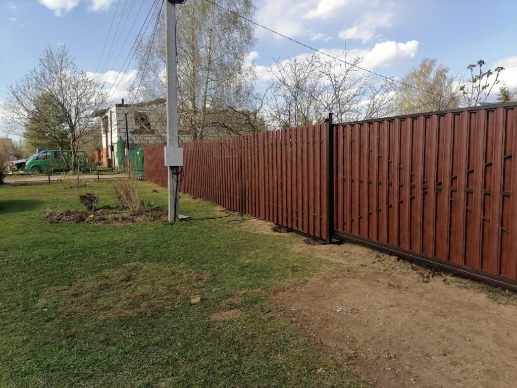 Забор из круглого евроштакетника (шахматка) с откатными воротами в г. Балашиха