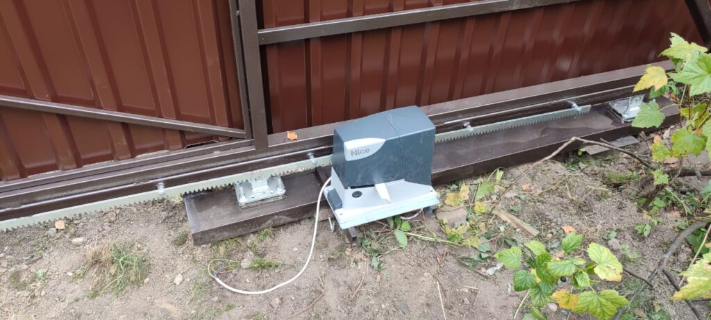 Установка забора на сваях из профнастла с откатными воротами в г. Сергиев Посад