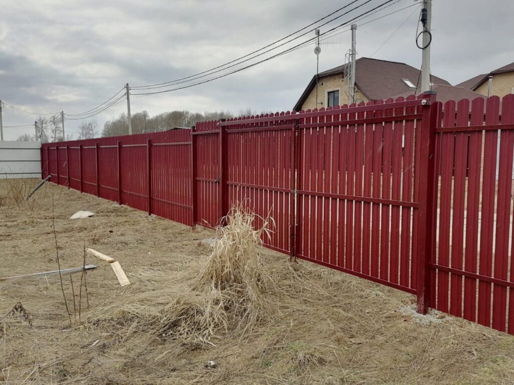 Забор из металлического вишневого штакетника в Истринском районе
