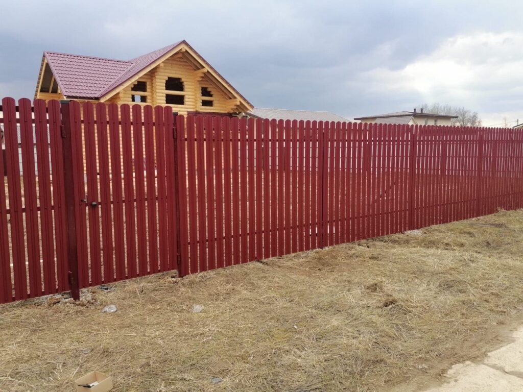 Забор из металлического вишневого штакетника в Истринском районе
