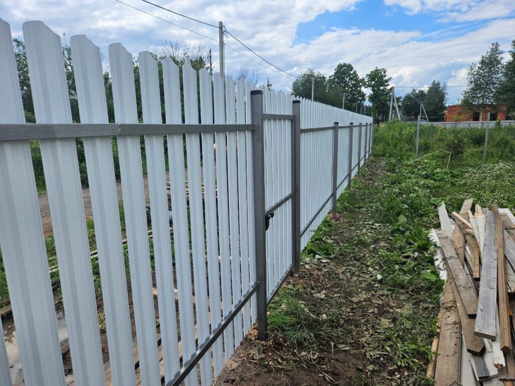 Забор из белого двухстороннего штакетника в г. Истра