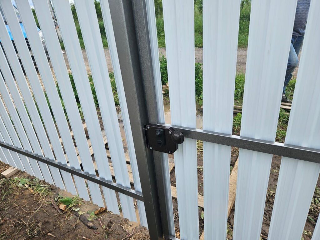Забор из белого двухстороннего штакетника в г. Истра